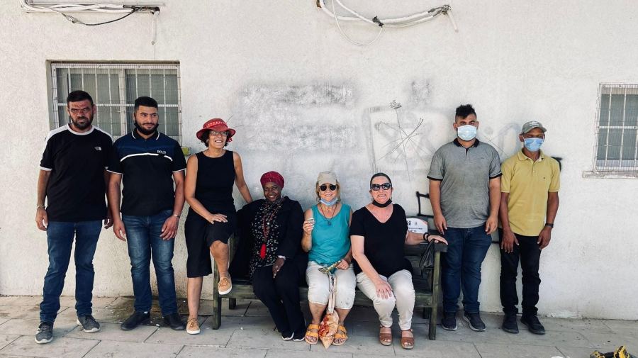 رهط | ذوي الاحتياجات الخاصة يتبرعون بمقاعد خشبية لراحة السكان